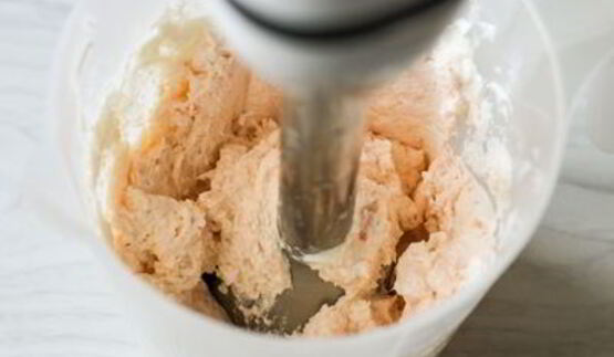 эклеры с креветочным кремом и тартаром из хурмы