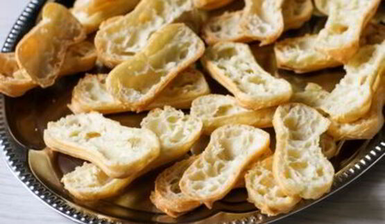 эклеры с креветочным кремом и тартаром из хурмы