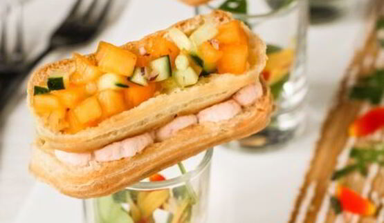 эклеры с креветочным кремом и тартаром из хурмы