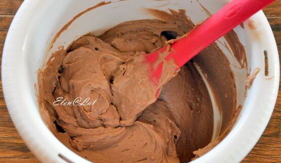 эклеры с шоколадным кремом, карамелью и миндалем