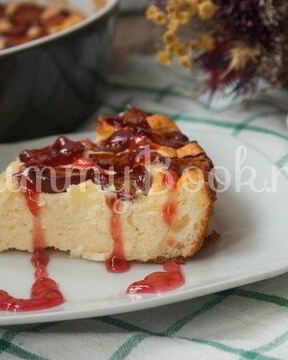 Творожная запеканка со сливами