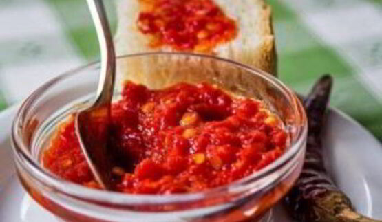 аджика из помидоров и чеснока, без перца