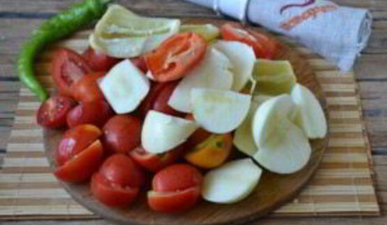 аджика с яблоками и помидорами на зиму