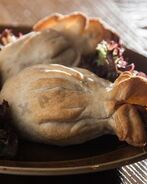 Куриные голени с аджикой в слоеном тесте