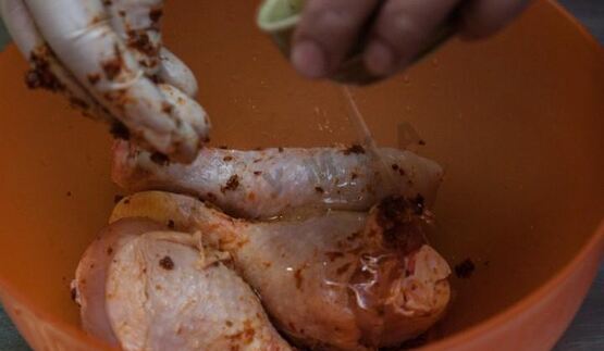 куриные голени с аджикой в слоеном тесте