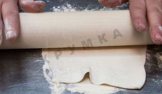 куриные голени с аджикой в слоеном тесте