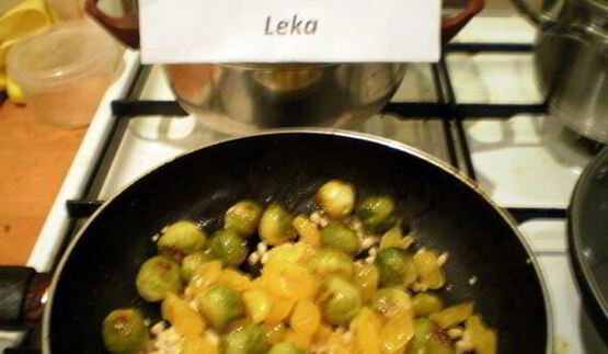 брюссельская капуста с орешками и джемом