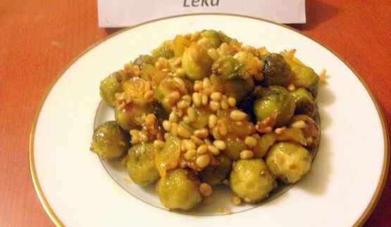 брюссельская капуста с орешками и джемом