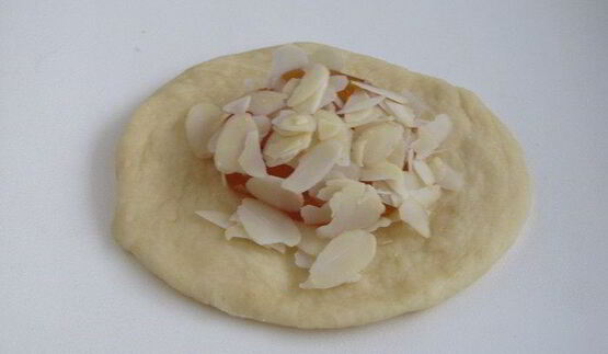 булочки с абрикосовым джемом и миндальными лепестками