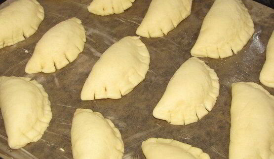 булочки с абрикосовым джемом и миндальными лепестками