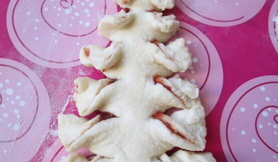 елочка с джемом из творожно-слоеного теста