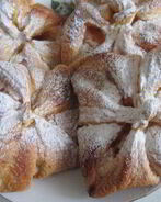 Конверты из слоеного теста с творогом и джемом