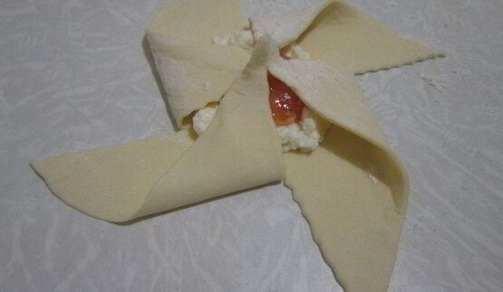 конверты из слоеного теста с творогом и джемом
