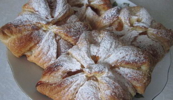 конверты из слоеного теста с творогом и джемом