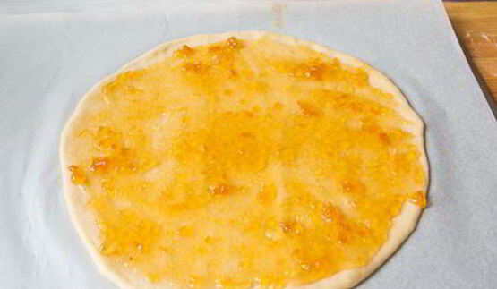 крученая булка с абрикосовым джемом