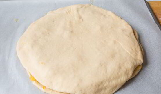 крученая булка с абрикосовым джемом