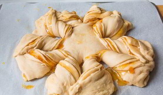 крученая булка с абрикосовым джемом