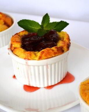 Сметанный соложеник с клубничным джемом