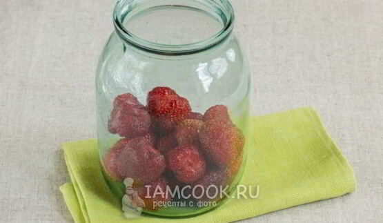 клубничный компот на зиму в литровых банках