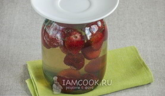 клубничный компот на зиму в литровых банках