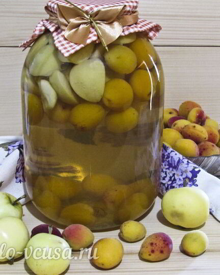 Рецепт компота из абрикосов и яблок на зиму