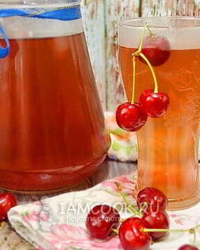 Компот из черешни в кастрюле