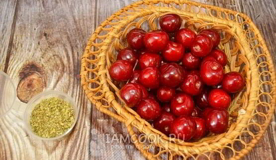 компот из черешни в кастрюле