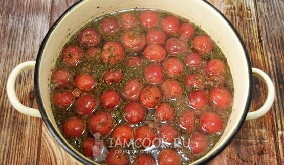 компот из черешни в кастрюле