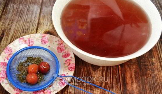 компот из черешни в кастрюле