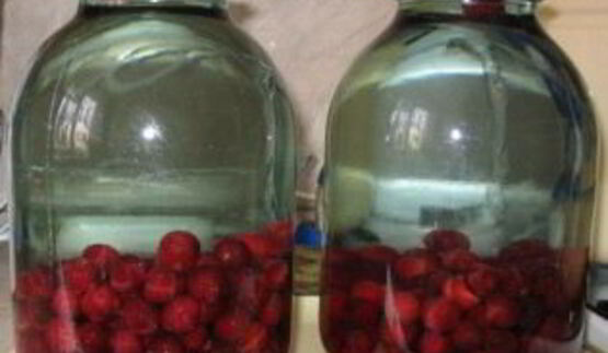 компот из вишни с косточками на зиму