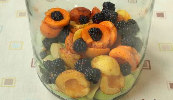 компот из яблок, абрикос и ежевики