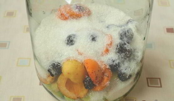 компот из яблок, абрикос и ежевики