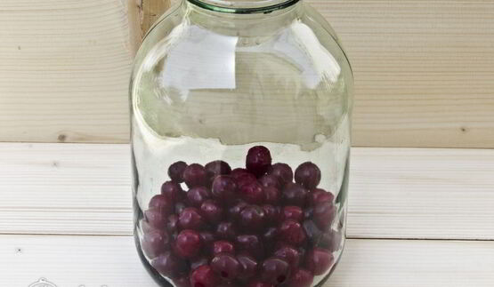 вишневый компот с черной смородиной на зиму