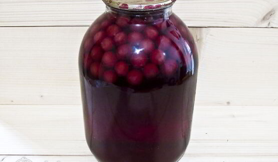 вишневый компот с черной смородиной на зиму