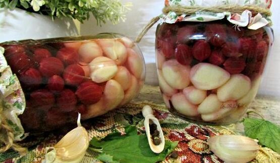 чеснок маринованный с крыжовником