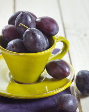 Маринованные сливы с чесноком