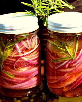 Розовый маринованный лук