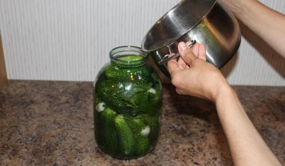 малосольные огурчики горячим способом