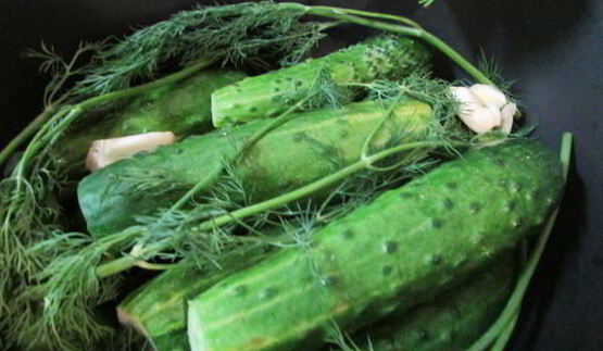 малосольные огурчики в минеральной воде