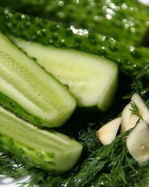 Малосольные огурцы на минеральной воде