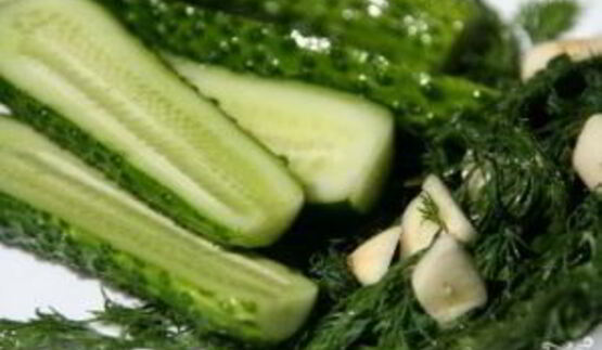 малосольные огурцы на минеральной воде