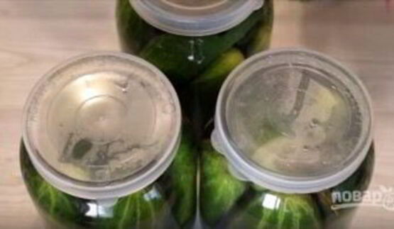 малосольные огурцы в банке