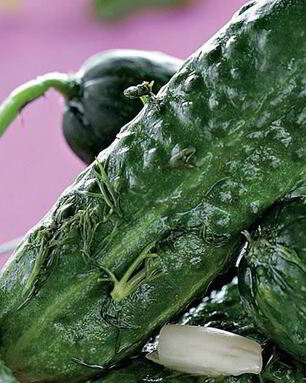 Малосольные огурцы в кастрюле