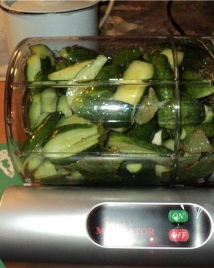 Рецепт малосольных огурцов в маринаторе