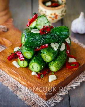 Малосольные огурцы в пакете с чесноком