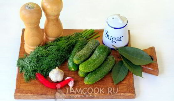 малосольные огурцы в пакете с чесноком