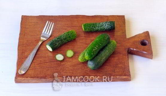 малосольные огурцы в пакете с чесноком