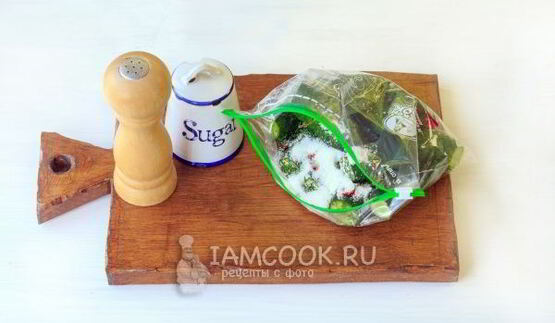 малосольные огурцы в пакете с чесноком