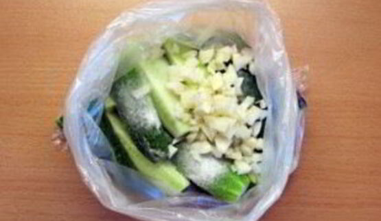 малосольные огурцы в пакете