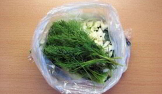 малосольные огурцы в пакете